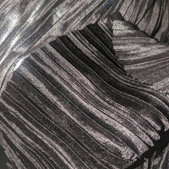 Pleated Silver stretch waist Skirt sz Smll - Picture 2 of 3